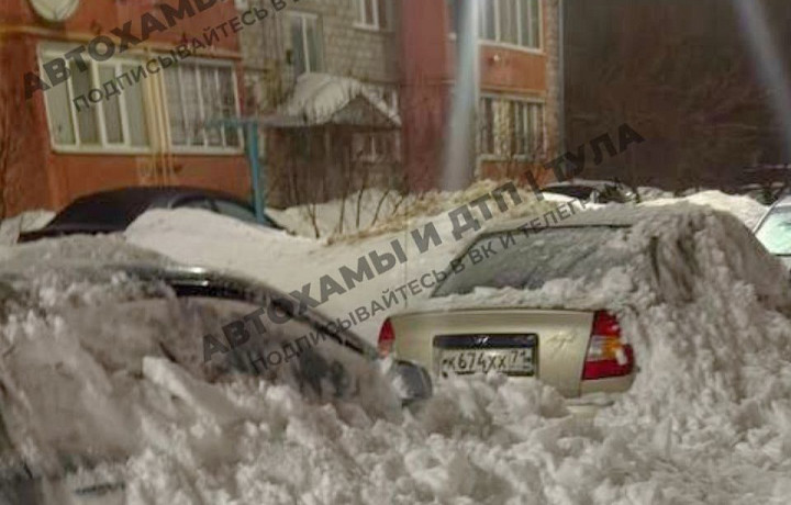 В Щекине снег с крыши накрыл припаркованные автомобили