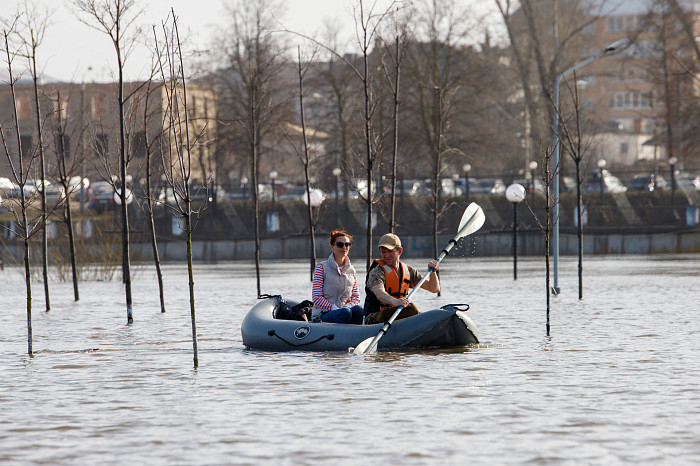 Заплыв у детского городка, затопленное кафе и завораживающая водная гладь: фоторепортаж с набережной в центре Тулы
