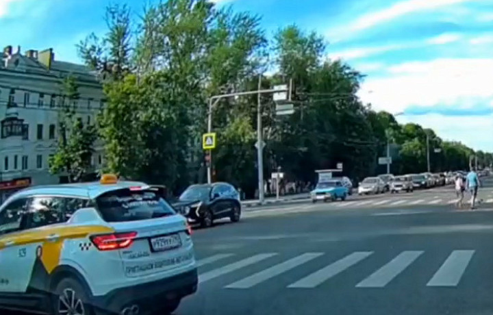 В Туле таксист развернулся на пешеходном переходе, объехав две полосы на «красный»