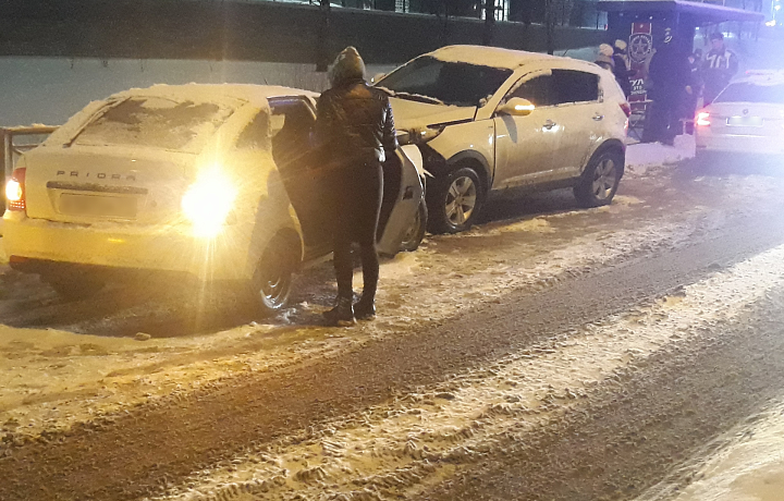 Kia Sportage и Lada Priora столкнулись в Туле на улице Новомосковской