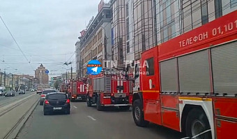 К торговому центру «Гостиный двор» 12 мая приехало пять пожарных машин