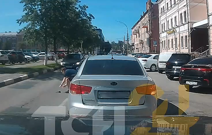 Туляк спас раненую ласточку на улице Фридриха Энгельса