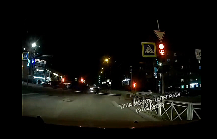 Момент ДТП на улице Максима Горького в Туле попал на видео
