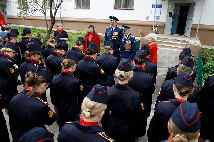Тульские кадеты и студенты поздравили ветерана Великой Отечественной войны с наступающим Днем Победы