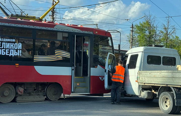 «Газель» и трамвай столкнулись на улице Николая Руднева в Туле