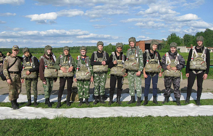 Юнармейцы из Дубенского района совершили свой первый прыжок с парашютом