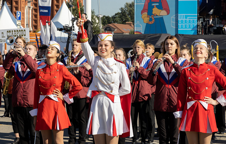 Фоторепортаж: как прошел парад оркестров «Петровские фанфары» на площади Ленина в Туле