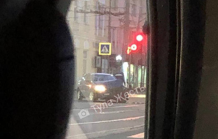 В Туле Volkswagen столкнулся с маршрутным такси, пострадавший госпитализирован