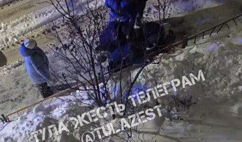 Туляки задержали дебошира, громившего машины и общедомовое имущество