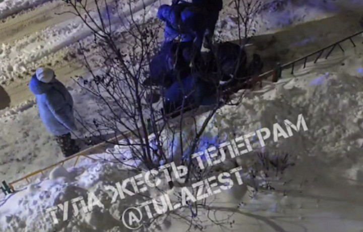 Туляки задержали дебошира, громившего машины и общедомовое имущество