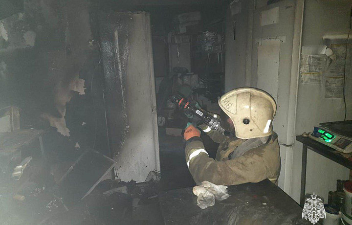 За сутки спасатели потушили два пожара и пять раз выезжали на ДТП