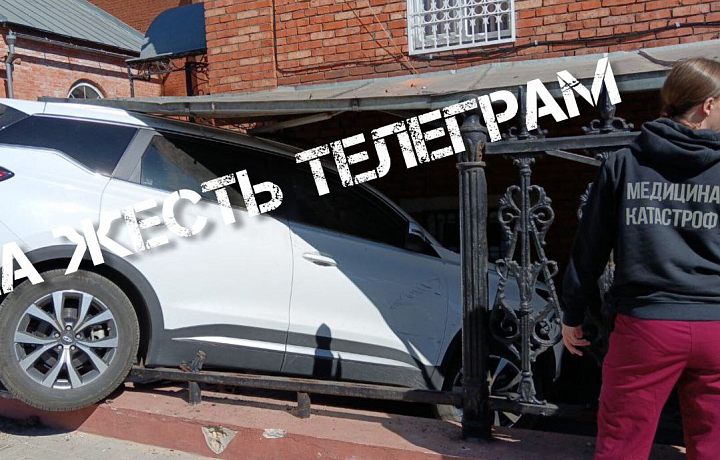 В Туле на перекрестке улиц Плеханова и Калинина автомобиль CHERY врезался в храм