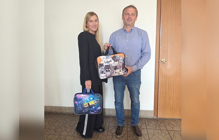 Дети сотрудников КМЗ получили наборы первоклассника