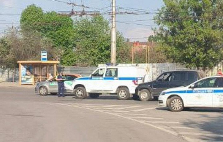 Водитель врезался в полицейский УАЗ на кольце на улице Короленко в Туле