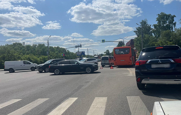 В Туле собралась пробка в сторону Зеленстроя из-за ДТП с автобусом на Рязанской улице