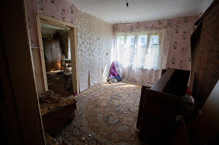 «Дыры в стенах закрываем куртками»: как жители аварийного дома в Щекинском районе пять лет ждут расселения