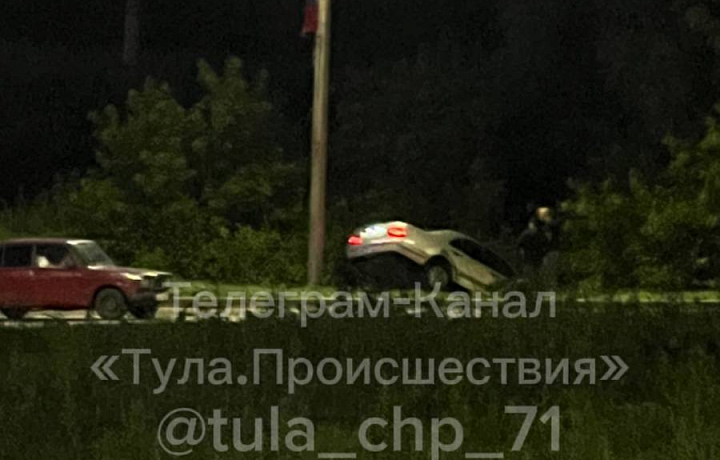 Серебристый Mercedes улетел в кювет в Щекино Тульской области