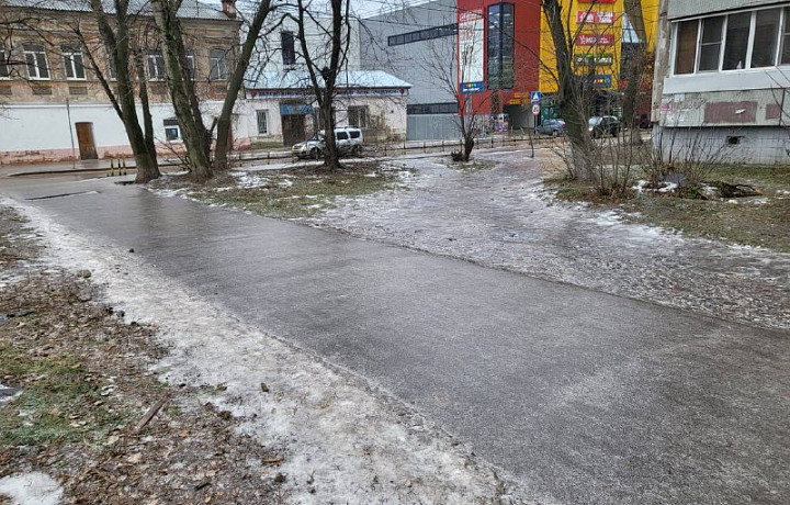 Туляки пожаловались на каток на тротуаре на улице Максима Горького