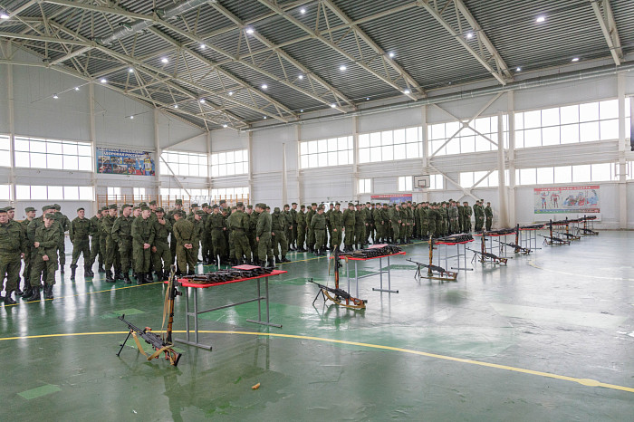 Мобилизованным тулякам вручили боевое оружие