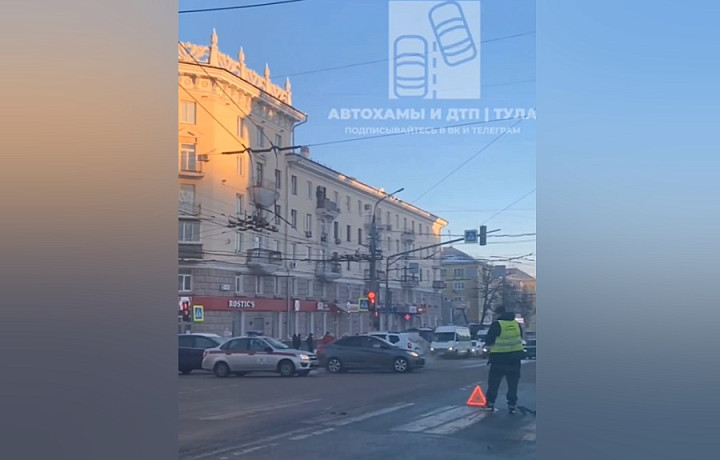 Из-за обрыва провода на проспекте Ленина в Туле встали троллейбусы