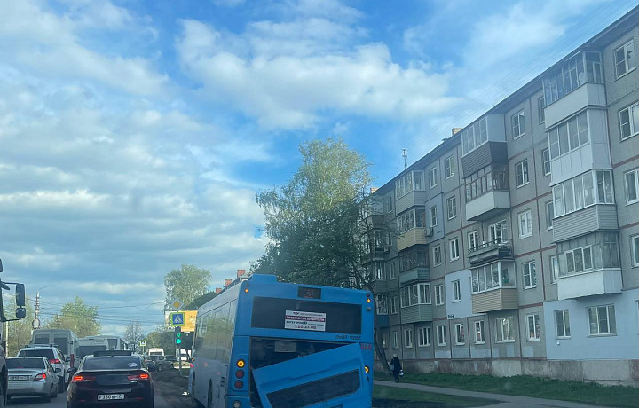 В Туле у пассажирского автобуса отвалилась дверь, закрывающая двигатель