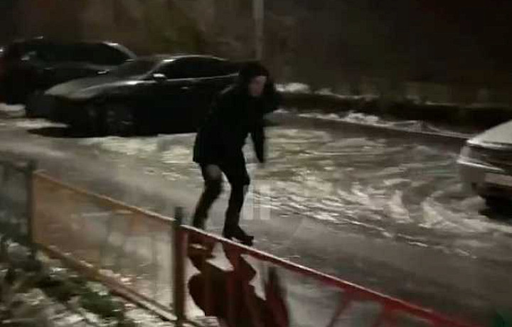 Жители Тульской области катаются на коньках по заледеневшей улице