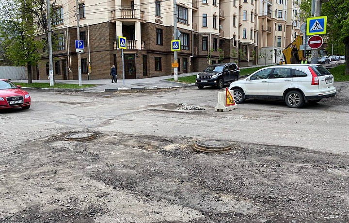 На перекрестке улиц Пушкинской и Свободы в Туле ремонтируют колодцы