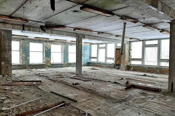 Остались стеклоблоки, граненые стаканы, фотообои и бюст Ленина: под Тулой продают заброшенную советскую спортбазу