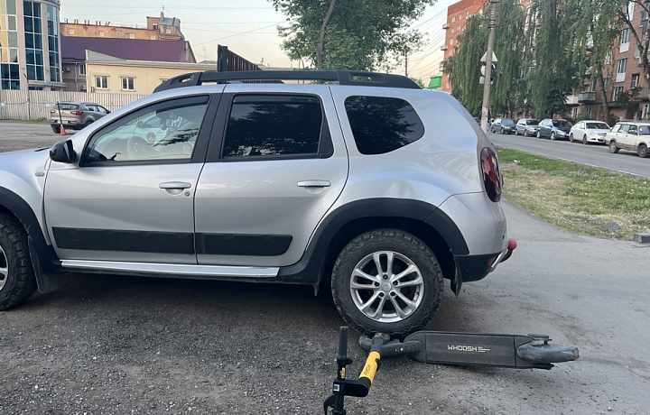 Туляк на Renault Duster врезался в электросамокат на улице Сойфера