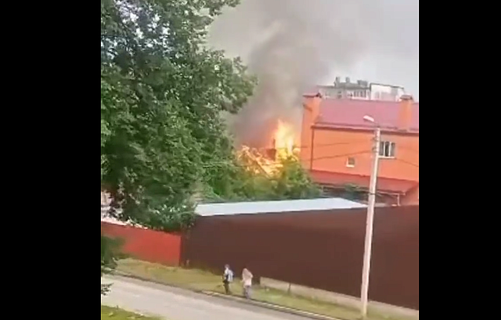 На улице Первомайской в Новомосковске загорелся жилой дом