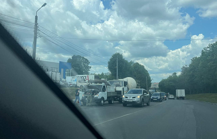 На Новомосковском шоссе в Тульской столкнулись два грузовых автомобиля