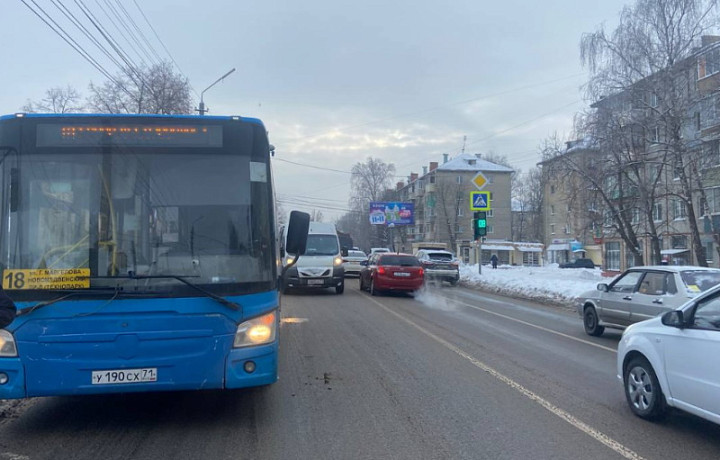 Автобус и машина скорой помощи устроили ДТП на улице Кутузова в Туле