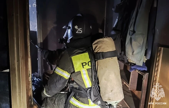 В Новомосковске огнеборцы спасли из пожара на улице Садовского двух человек