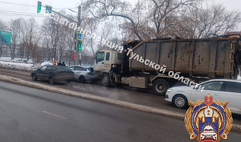 На улице Рязанской в Туле большегруз врезался в стоящую на светофоре «Ладу»