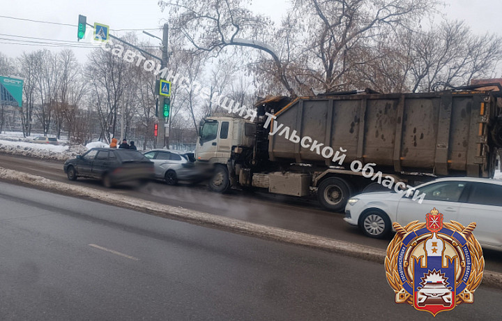 На улице Рязанской в Туле большегруз врезался в стоящую на светофоре «Ладу»