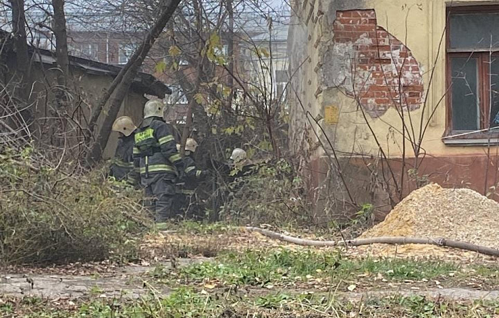 В заброшенном здании на улице Октябрьской в Туле загорелся мусор