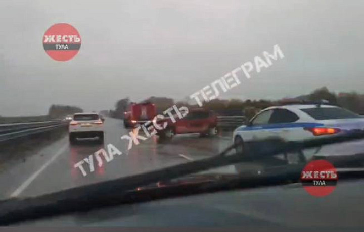 На автодороге Тула - Новомосковск Ленинского района Тульской области женщина въехала в ограждение