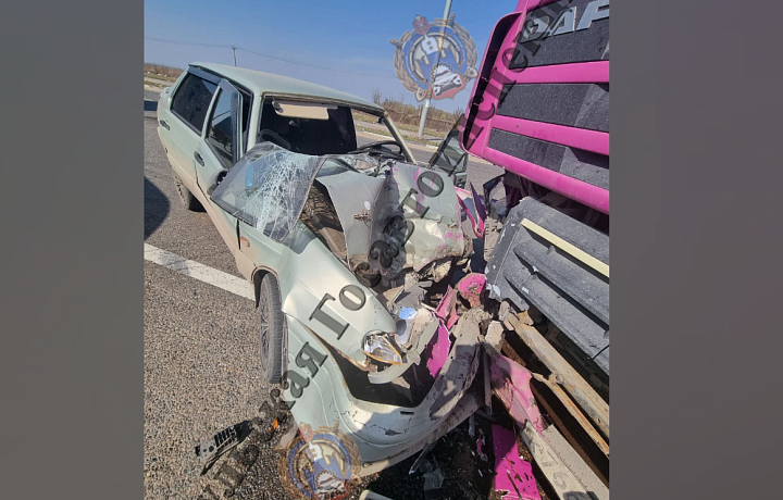 Водитель легковушки оказался в больнице после столкновения с большегрузом в Узловой