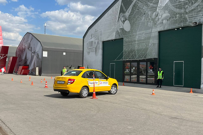 В парке «Патриот-Тула» среди 24 участников определяют лучшего водителя такси в регионе