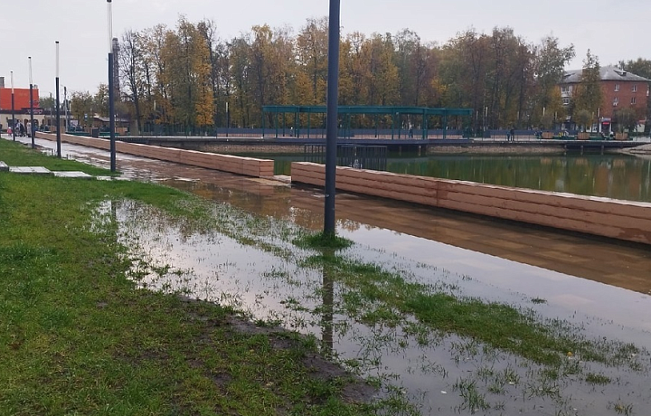Узловчане пожаловались на затопленную новую набережную возле Свиридовского пруда