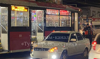 На улице Советской в Туле столкнулись трамвай и две легковушки