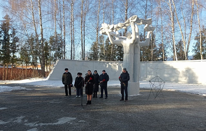 На Всехсвятском кладбище в Туле прошел митинг, посвященный годовщине обороны города