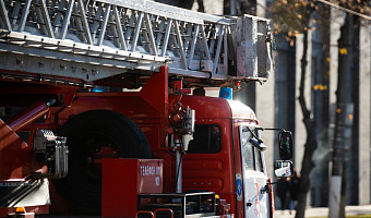 В Туле спасатели тушат заброшку на улице Пирогова