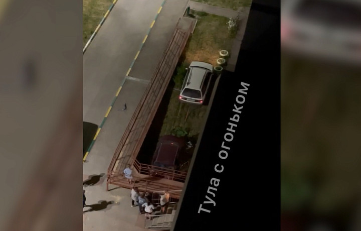 Легковушка снесла ограждение вокруг жилой многоэтажки в Туле