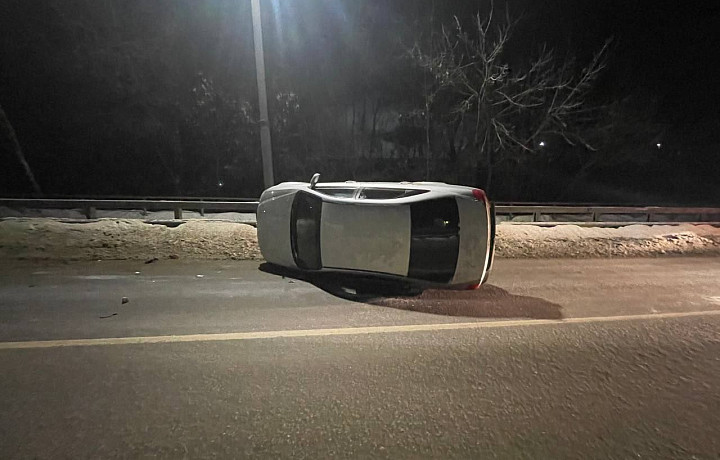 На улице Демонстрации в Туле перевернулся автомобиль