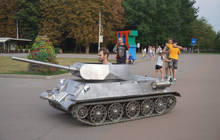 Туляк прокатился на танке по парку и заехал за едой в ресторан «Вкусно – и точка»