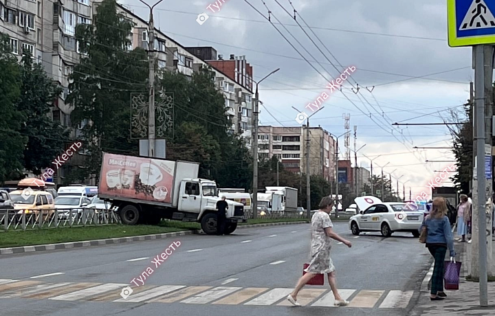 В Туле на улице Ложевой столкнулись легковой и грузовой автомобили