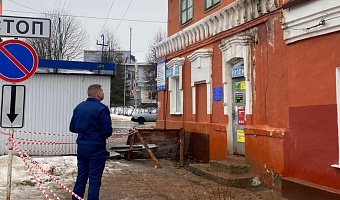 В доме в Богородицке, где с крыши упала наледь на женщину с ребенком, ранее обрушалась кровля