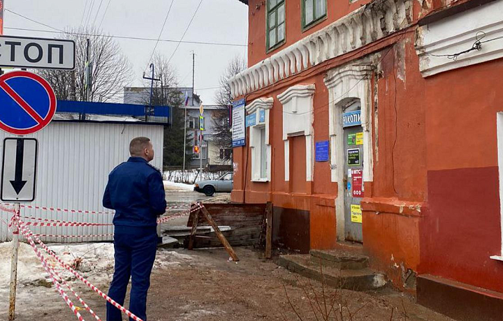 В доме в Богородицке, где с крыши упала наледь на женщину с ребенком, ранее обрушалась кровля