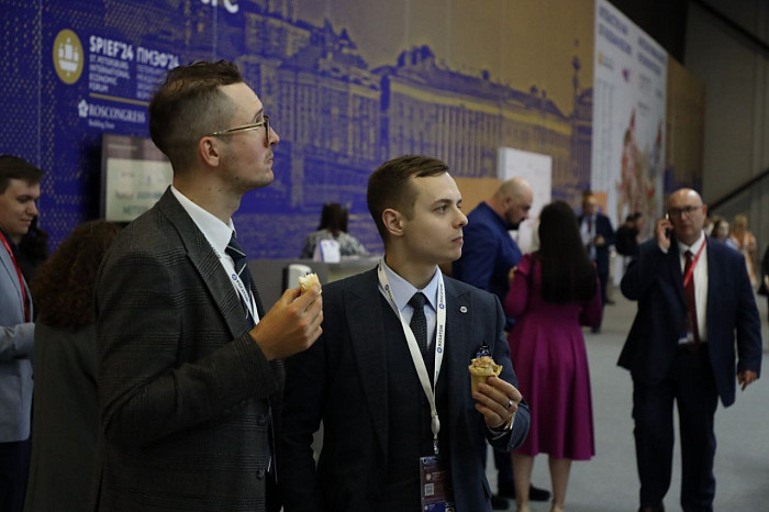 Люди, машины, роскошь: яркие фото третьего дня ПМЭФ-2024